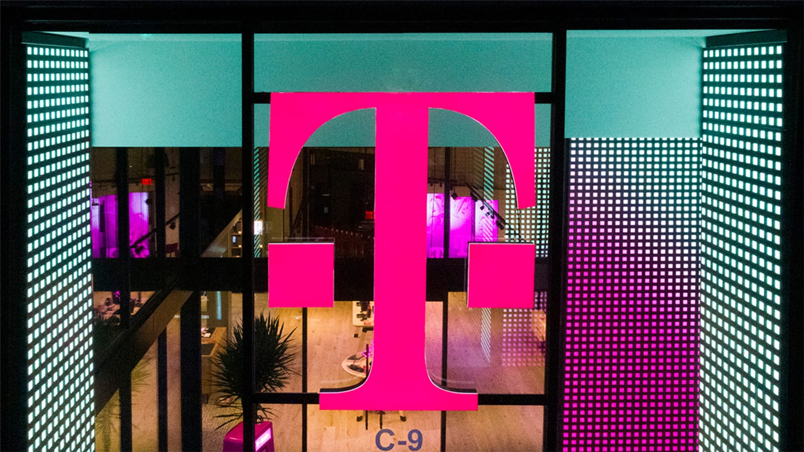 T-Mobile Plano's retail location logo